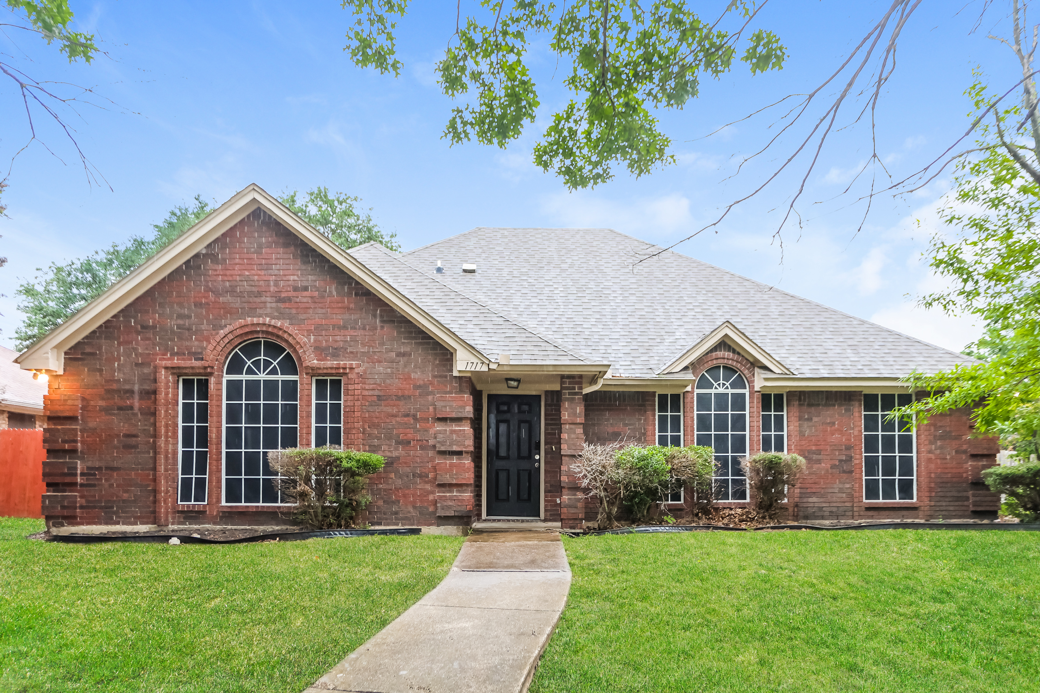 1717 Worthington Ln Lancaster, TX 75134